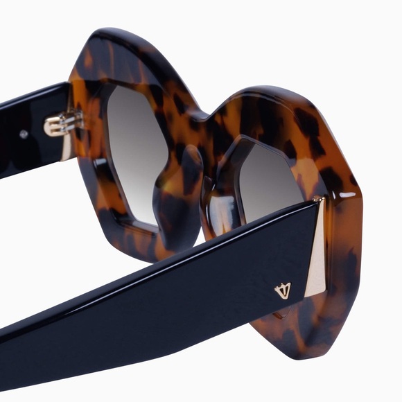 Valley OPERA Sunglasses - black/tort, gold hardware & black gradient lenses - Picture 6 of 16